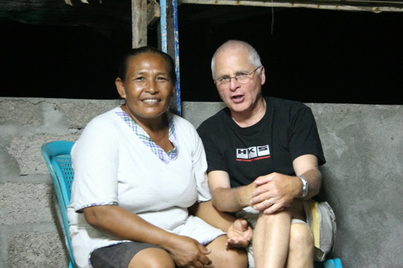 Balinese banquet. Ruedi with the cook, Bali Lovina Beach Indonesia.jpg - Indonesia Bali Lovina Beach. Balinese banquet. Ruedi with the cook